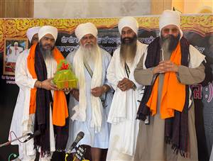 ਠਾਠ ਡਾਂਗੋਂ ’ਚ ਧਾਰਮਿਕ ਸ਼ਖਸੀਅਤਾਂ ਨੂੰ ਕੀਤਾ ਸਨਮਾਨਿਤ