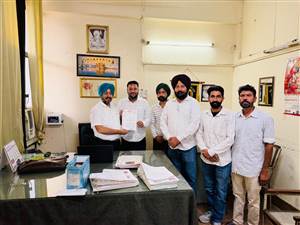 ਆਗੂਆਂ ਵੱਲੋਂ ਸਹਾਇਕ ਲੇਬਰ ਕਮਿਸ਼ਨਰ ਨੂੰ ਮੰਗ ਪੱਤਰ