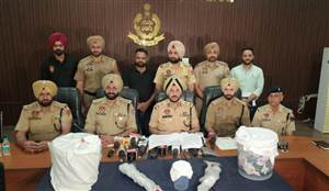 Amritsar News : ਸਰਹੱਦ ਨੇੜੇ ਅਮਰੂਦ ਦੇ ਬਾਗ ’ਚ ਸੁੱਟੀ ਜਾ ਰਹੀ ਸੀ ਹਥਿਆਰਾਂ ਤੇ ਹੈਰੋਇਨ ਦੀ ਖੇਪ, ਪੁਲਿਸ ਨੇ ਕੀਤੀ ਬਰਾਮਦ