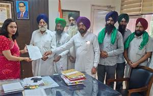 ਕਿਸਾਨਾਂ ਨੇ ਝੋਨੇ ਦੇ ਖ਼ਰੀਦ ਜਾਰੀ ਰੱਖਣ ਲਈ ਡੀਸੀ ਨੂੰ ਸੌਂਪਿਆਂ ਮੰਗ ਪੱਤਰ