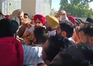 ਪਾਰਲੀਮੈਂਟ ਮੈਂਬਰ ਰੰਧਾਵਾ ਨੇ ਘੇਰਿਆ ਪੁਲਿਸ ਥਾਣਾ: SSP ਤੇ SHO ਖ਼ਿਲਾਫ਼ ਜੰਮ ਕੇ ਨਾਅਰੇਬਾਜ਼ੀ, ਕਿਹਾ- ‘ਗੈਂਗਸਟਰਾਂ ਨਾਲ ਰਲੇ ਨੇ ਅਧਿਕਾਰੀ’