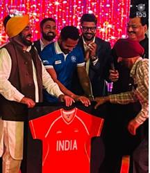ਮੁੱਖ ਮੰਤਰੀ ਮਾਨ ਨੇ ਏਸ਼ਿਆਈ ਹਾਕੀ ਟੀਮਾਂ ਲਈ ਡਿਨਰ ਦੀ ਕੀਤੀ ਮੇਜ਼ਬਾਨੀ, ਭਾਰਤੀ ਟੀਮ ਨੇ ਦਸਤਖ਼ਤਾਂ ਵਾਲੀ ਜਰਸੀ ਤੇ ਹਾਕੀ ਸਟਿੱਕ ਕੀਤੀ ਭੇਟ