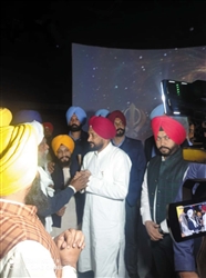 ਮੁੱਖ ਮੰਤਰੀ ਚੰਨੀ ਨੇ ਸ਼ਰਧਾਲੂਆਂ ਨਾਲ ਲਿਆ ਥੀਮ ਪਾਰਕ ਦਾ ਨਜ਼ਾਰਾ