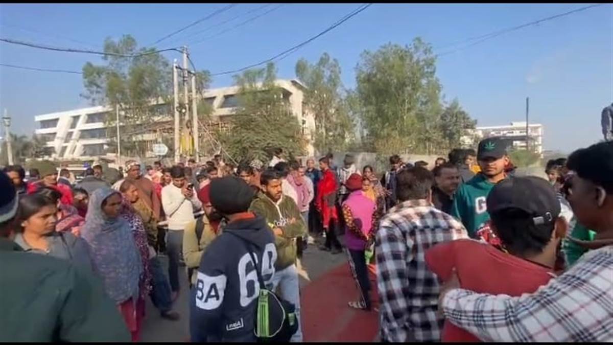 ਮੁਲਜ਼ਮ ਨੂੰ ਫਾਂਸੀ ਦੇਣ ਦੀ ਮੰਗ ’ਤੇ ਅੜੇ ਲੋਕ, ਦਿੱਤਾ ਧਰਨਾ
