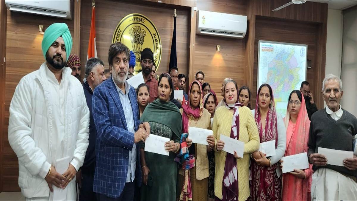 ਜਿੰਪਾ ਨੇ ਹੜ੍ਹ ਪ੍ਰਭਾਵਿਤ ਪਰਿਵਾਰਾਂ ਨੂੰ 1.65 ਕਰੋੜ ਰੁਪਏ ਦੇ ਮਨਜ਼ੂਰੀ ਪੱਤਰ ਵੰਡੇ