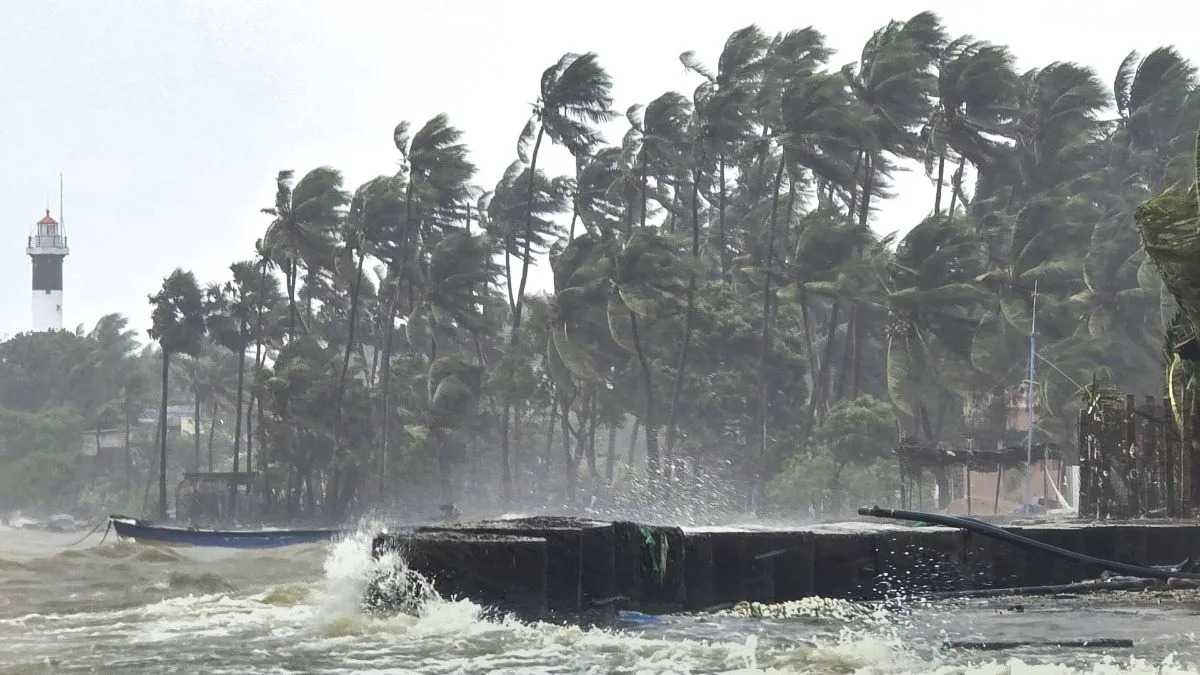 100 ਕਿਲੋਮੀਟਰ ਪ੍ਰਤੀ ਘੰਟਾ ਦੀ ਰਫ਼ਤਾਰ ਨਾਲ ਹਵਾਵਾਂ, ਭਾਰੀ ਮੀਂਹ... IMD ਨੇ ਚੱਕਰਵਾਤ 'ਦਿਤਵਾਹ' ਸਬੰਧੀ ਤਿੰਨ ਸੂਬਿਆਂ 'ਚ ਅਲਰਟ ਕੀਤਾ ਜਾਰੀ