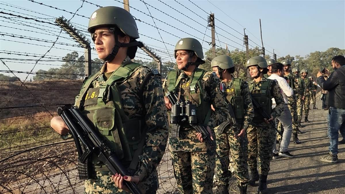 ਪਾਕਿਸਤਾਨ ’ਚ ਪੈਦਾ ਹੋਏ ਰਾਜਨੀਤਕ ਮਾਹੌਲ ਦੇ ਮੱਦੇਨਜ਼ਰ ਜੰਮੂ ਸਰਹੱਦ ’ਤੇ ਚੌਕਸੀ