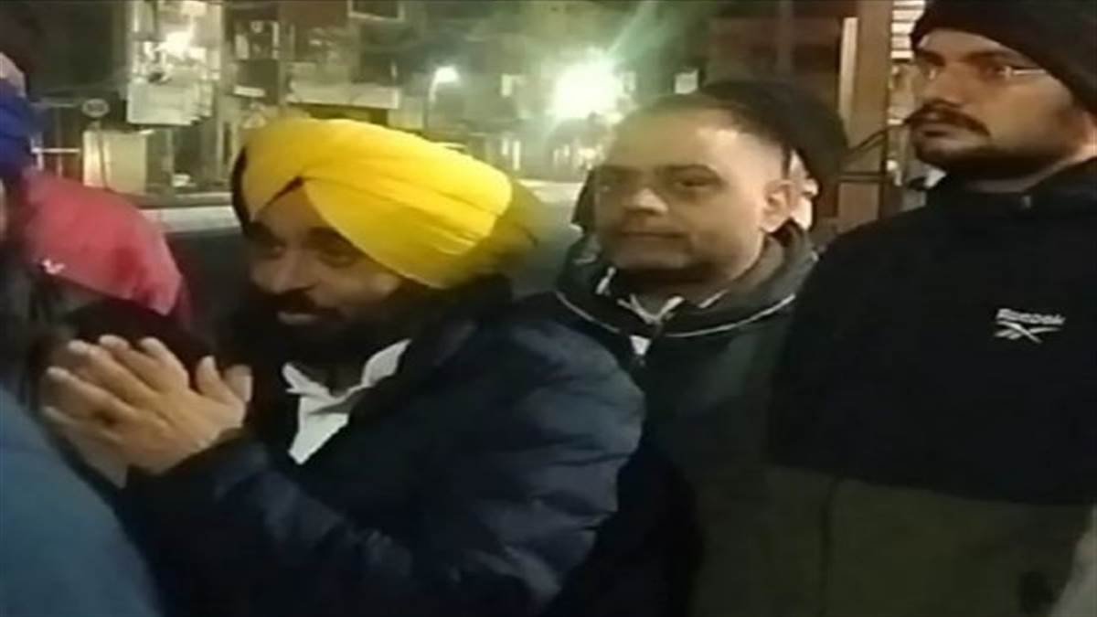 CM ਭਗਵੰਤ ਮਾਨ ਨੇ ਬੱਸ ਅੱਡੇ ਪਹੁੰਚ ਕੇ ਸਰਕਾਰੀ ਬੱਸਾਂ ਦਾ ਕੀਤਾ ਅਚਾਨਕ ਨਿਰੀਖਣ, ਯਾਤਰੀਆਂ ਨੂੰ ਪੁੱਛਿਆ- ਸਫ਼ਰ ਕਿਹੋ-ਜਿਹਾ ਰਿਹਾ!