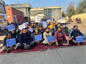 ਦੂਜੇ ਦਿਨ ਵੀ ਰੋਡਵੇਜ਼ ਕਰਮਚਾਰੀਆਂ ਦਾ ਧਰਨਾ ਜਾਰੀ, ਬੱਸਾਂ ਹਾਲੇ ਵੀ ਠੱਪ; ਅੱਡਿਆਂ 'ਤੇ ਪੁਲਿਸ ਤਾਇਨਾਤ