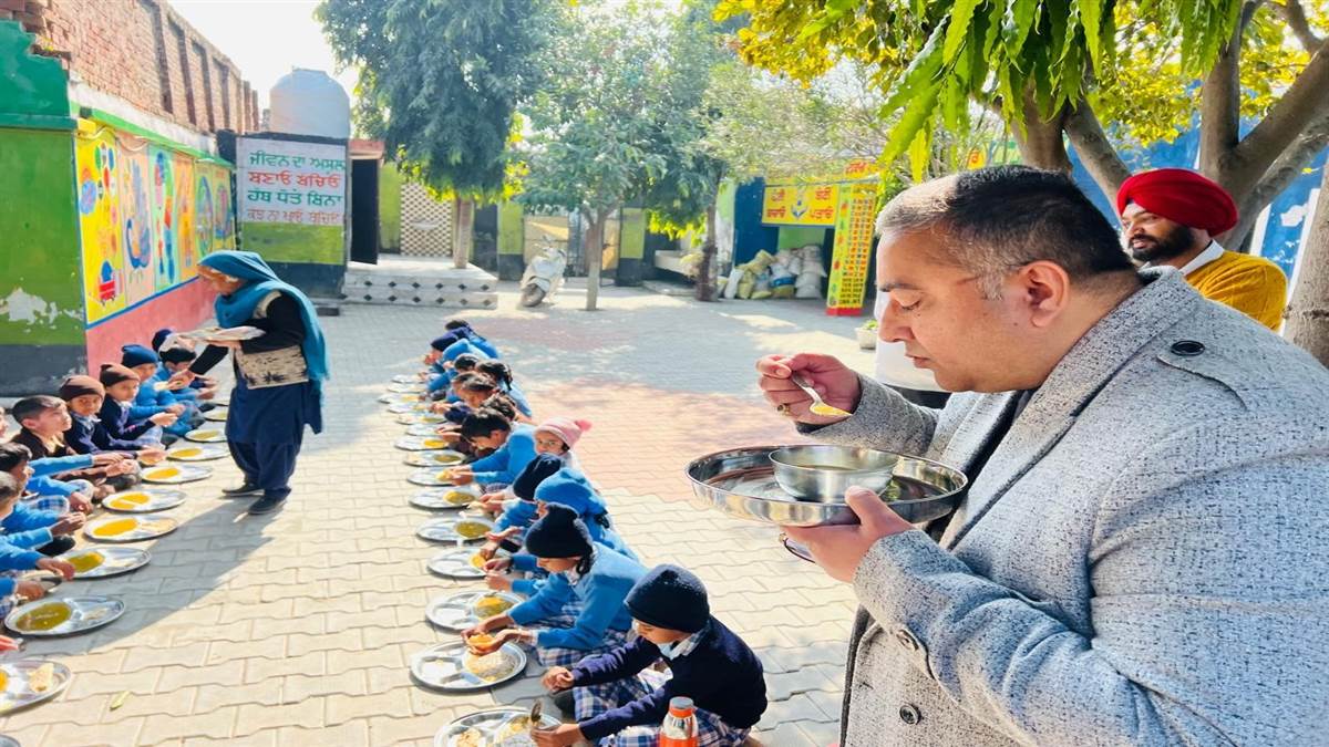 ਮਿਡ-ਡੇਅ ਮੀਲ ਤਿਆਰ ਕਰਨ ਲਈ ਗੈਸ ਦੀ ਬਜਾਏ ਲੱਕੜ ਦੇ ਬਾਲਣ ਦੀ ਵਰਤੋਂ ਕਰਨ ਤੇ ਲਾਈ ਫਟਕਾਰ
