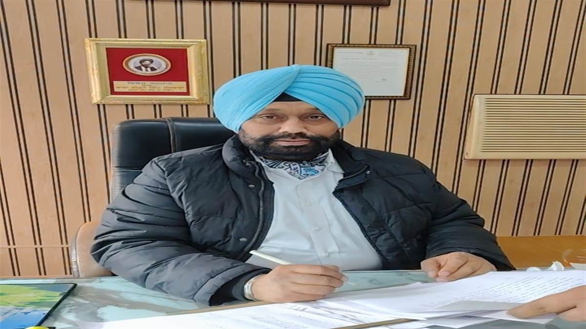 ਮੋਗਾ ਬੱਸ ਅੱਡੇ ਦੇ ਬਾਹਰ ਸੜਕ ਦੀ ਹਾਲਤ ਖਸਤਾ, ਲੋਕ ਦੁਖੀ