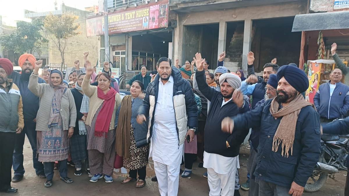 ਟੁੱਟੀਆਂ ਸੜਕਾਂ ਅਤੇ ਓਵਰਫਲੋਅ ਹੋ ਰਹੇ ਸੀਵਰੇਜ ਵਿਰੁੱਧ ਕੀਤਾ ਵਿਰੋਧ ਪ੍ਰਦਰਸ਼ਨ