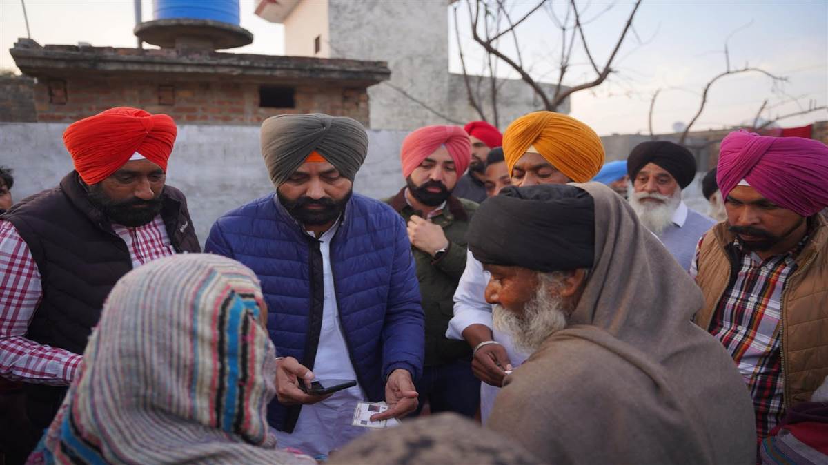 ਮੰਤਰੀ ਭੁੱਲਰ ਨੇ ਘਰ-ਘਰ ਜਾ ਕੇ ਸਿਹਤ ਬੀਮਾ ਯੋਜਨਾ ਦੇ ਕਾਰਡ ਲਈ ਅਪਾਇੰਟਮੈਂਟ ਸਲਿੱਪਾਂ ਵੰਡੀਆਂ