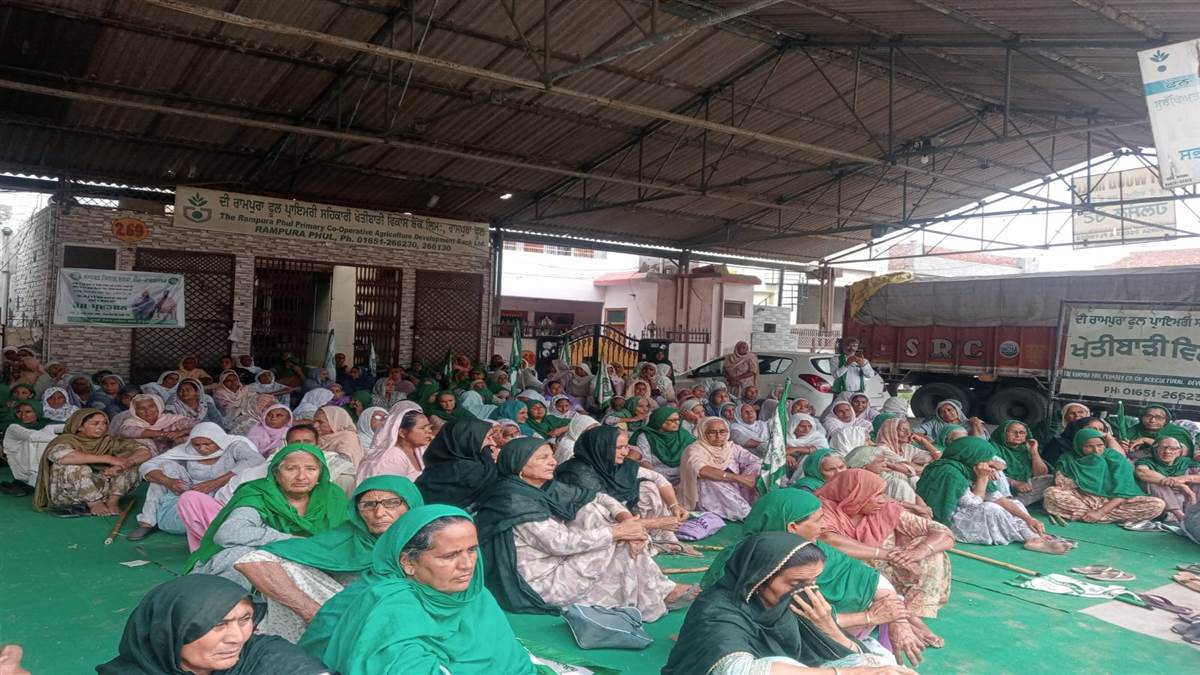 ਲੈਂਡ ਮਾਰਗੇਜ ਬੈਂਕਾਂ ਦੇ ਬਾਹਰ ਕਿਸਾਨਾਂ ਨੇ ਲਾਇਆ ਧਰਨਾ