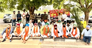 ਜ਼ਮੀਨਾਂ ਐਕਵਾਇਰ ਕਰਨ ਦਾ ਮਾਮਲਾ, ਪੁੱਡਾ ਭਵਨ ਦੇ ਬਾਹਰ ਕਿਸਾਨਾਂ ਦਾ ਧਰਨਾ ਜਾਰੀ