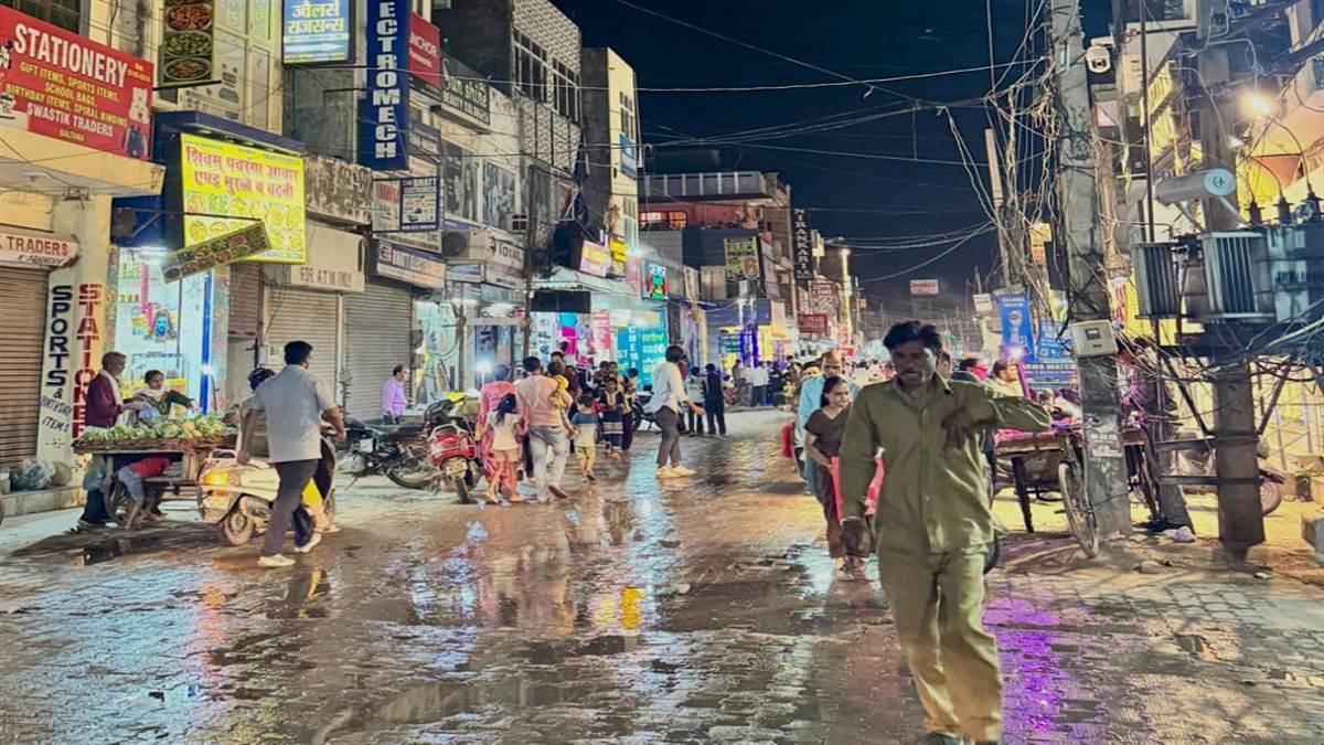 ਮੇਨ ਮਾਰਕੀਟ ’ਚ ਪਾਈਪ ਲਾਈਨ ਟੁੱਟੀ, ਚਿੱਕੜ ਕਾਰਨ ਦੁਕਾਨਦਾਰਾਂ ਦਾ ਕਾਰੋਬਾਰ ਹੋਇਆ ਠੱਪ