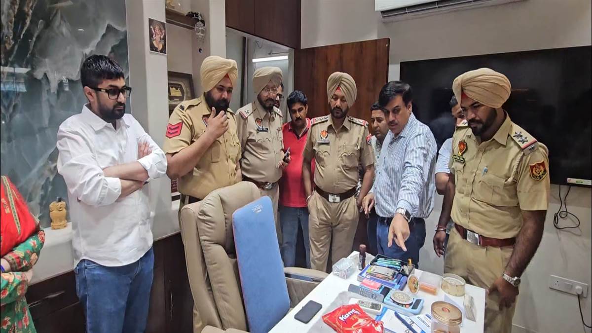 ਸ਼ੋਅ ਰੂਮ ਦੀ ਕੰਧ ਨੂੰ ਸੰਨ੍ਹ ਲਾ ਕੇ ਲੱਖਾਂ ਦੀ ਚਾਂਦੀ ਉਡਾਈ