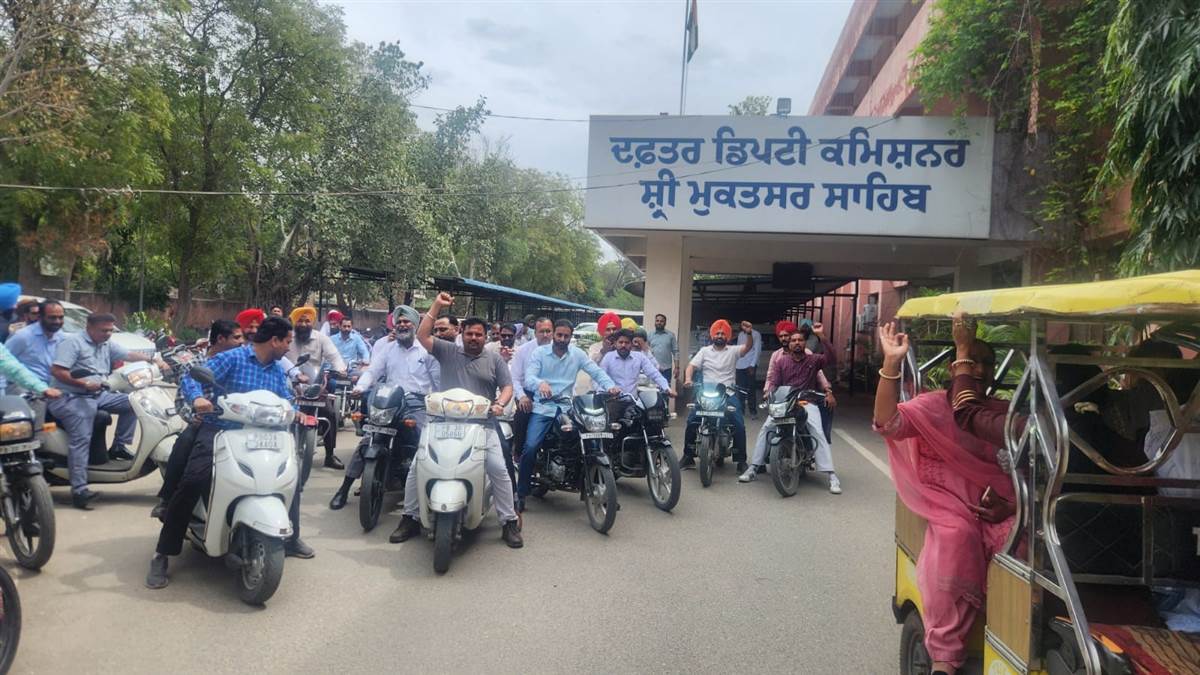 ਡੀਸੀ ਦਫ਼ਤਰ ਕਾਮਿਆਂ ਵੱਲੋਂ ਸ਼ਹਿਰ ’ਚ ਮੋਟਰਸਾਈਕਲ ਮਾਰਚ