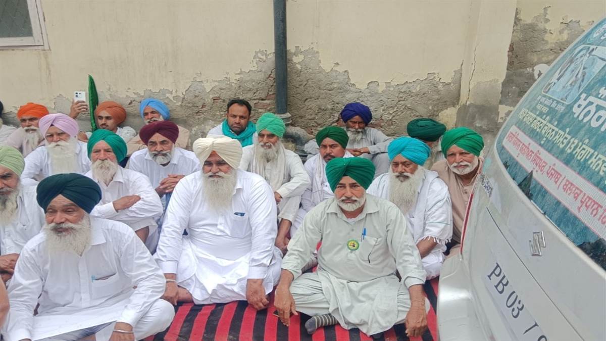 ਭਾਰਤੀ ਕਿਸਾਨ ਯੂਨੀਅਨ ਏਕਤਾ ਸਿੱਧੂਪੁਰ ਨੇ ਬੈਂਕ ਅੱਗੇ ਲਾਇਆ ਧਰਨਾ