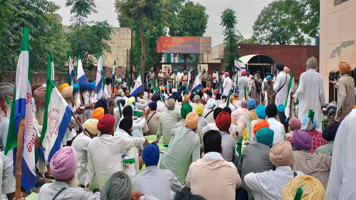 ਡੀਐੱਸਪੀ ਦਫ਼ਤਰ ਧਰਮਕੋਟ ਅੱਗੇ ਕਿਸਾਨਾਂ ਤੇ ਮਜ਼ਦੂਰਾਂ ਨੇ ਲਾਇਆ ਧਰਨਾ