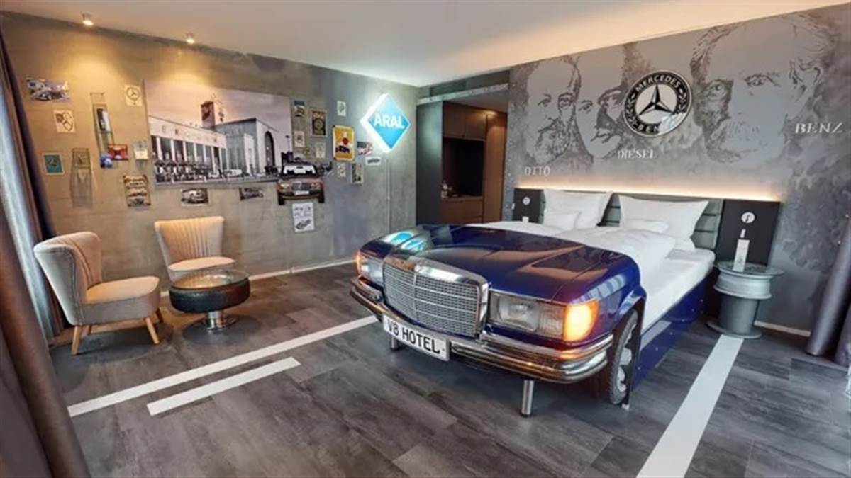 ਜਰਮਨੀ ਦਾ ਅਨੋਖਾ 'V8 ਹੋਟਲ', ਜਿੱਥੇ ਲਗਜ਼ਰੀ ਕਾਰਾਂ ’ਚ ਸੌਂਦੇ ਹਨ ਲੋਕ; ਜਾਣੋ ਕੀ ਹੈ ਇਸਦੀ ਖ਼ਾਸੀਅਤ ਤੇ ਕਿਰਾਇਆ