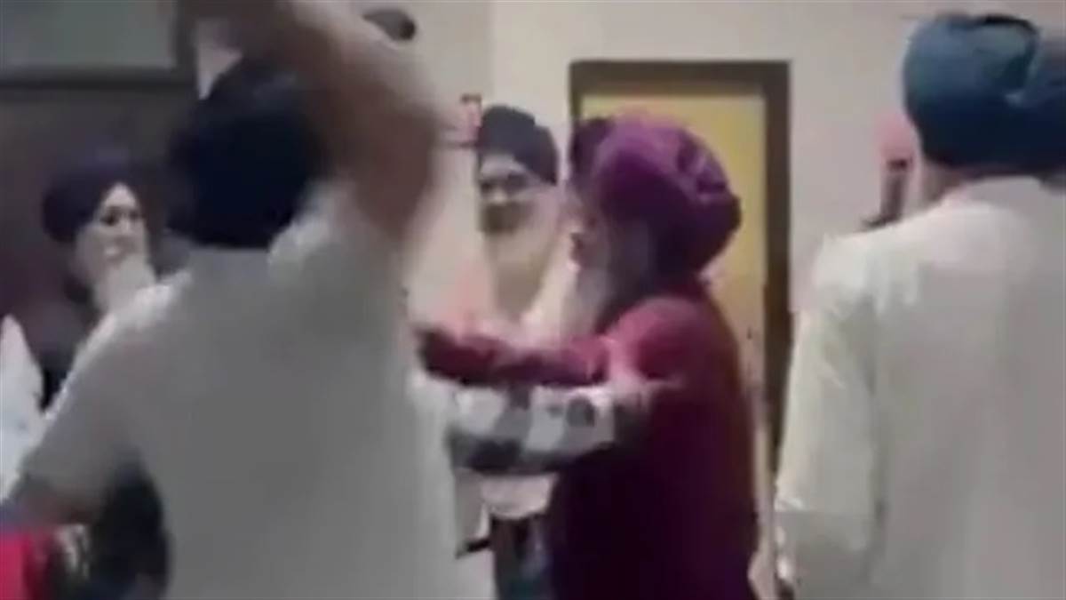 ਸਿੱਖਾਂ ਦੇ ਦੋ ਧੜਿਆਂ ਵਿਚਾਲੇ ਟਕਰਾਅ, SGPC ਦੇ ਸੀਨੀਅਰ ਮੀਤ ਪ੍ਰਧਾਨ ਸਮੇਤ 20 'ਤੇ FIR; ਪੱਗਾਂ ਉਛਾਲਣ ਤੇ ਕੁੱਟਮਾਰ ਦੇ ਇਲਜ਼ਾਮ