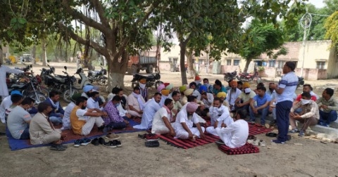 ਕਰਮਚਾਰੀ ਨਾਲ ਦੁਰਵਿਵਹਾਰ ਕਰਨ ਦੇ ਵਿਰੋਧ 'ਚ ਬਿਜਲੀ ਮੁਲਾਜਮਾਂ ਨੇ ਲਾਇਆ ਧਰਨਾ