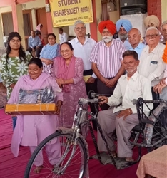 ਵਿਦਿਆਰਥੀ ਭਲਾਈ ਸੋਸਾਇਟੀ ਦੀ ਵੱਡੀ ਪਹਿਲ: ਲੋੜਵੰਦ ਔਰਤ ਨੂੰ ਸਿਲਾਈ ਮਸ਼ੀਨ ਅਤੇ ਦਿਵਿਆਂਗ ਵਿਅਕਤੀ ਨੂੰ ਵੰਡਿਆ ਟਰਾਈ ਸਾਈਕਲ