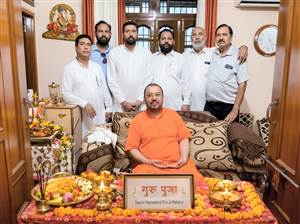 ਗੁਰੂ ਹੀ ਜੀਵਨ ਨੂੰ ਸਹੀ ਦਿਸ਼ਾ ਦਿਖਾਉਣ ਵਾਲਾ ਸੱਚਾ ਮਾਰਗਦਰਸ਼ਕ : ਸਵਾਮੀ ਆਤਮਾਨੰਦ ਪੁਰੀ