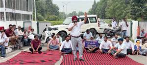 ਯੂਨੀਵਰਸਿਟੀ ਦਾ ਮੁੱਖ ਗੇਟ ਬੰਦ ਕਰ ਕੇ ਕੀਤੀ ਨਾਅਰੇਬਾਜ਼ੀ
