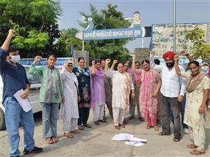ਮੁਲਾਜ਼ਮਾਂ ਨੇ ਮੁੱਖ ਮੰਤਰੀ ਦੇ ਝੂਠੇ ਟਵੀਟ ਦੀਆਂ ਕਾਪੀਆਂ ਸਾੜੀਆਂ