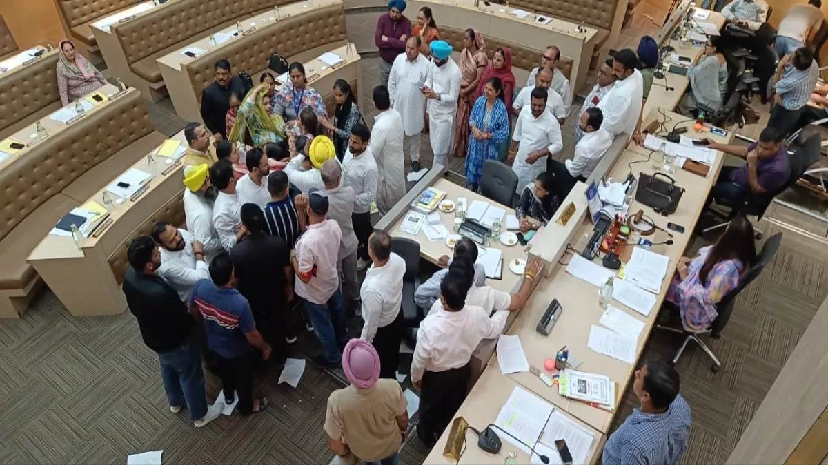 ਚੰਡੀਗੜ੍ਹ ਨਗਰ ਨਿਗਮ ਹਾਊਸ 'ਚ ਹੰਗਾਮਾ, ਬੈਠਕ ਕੁਝ ਦੇਰ ਲਈ ਮੁਲਤਵੀ; ਕਾਂਗਰਸ ਤੇ 'ਆਪ' ਕੌਂਸਲਰ ਜ਼ਮੀਨ 'ਤੇ ਬੈਠੇ