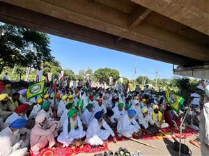 ਮੁਲਜ਼ਮਾਂ ਦੀ ਗ੍ਰਿਫ਼ਤਾਰੀ ਲਈ ਕਿਸਾਨ ਜਥੇਬੰਦੀਆਂ ਵੱਲੋਂ ਧਰਨਾ