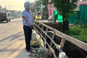 ਖਨੌਰੀ ਦੇ ਕੈਥਲ ਰੋਡ ’ਤੇ ਡਰੇਨ ਦੀ ਟੁੱਟੀ ਰੇਲਿੰਗ ਹਾਦਸੇ ਨੂੰ ਦੇ ਰਹੀ ਸੱਦਾ