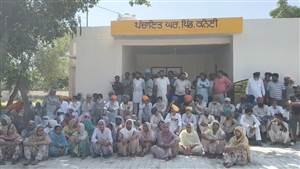 ਸਰਪੰਚ ਦੇ ਹੱਕ ’ਚ ਨਿੱਤਰੇ ਪਿੰਡ ਵਾਸੀ, ਪਰਚਾ ਰੱਦ ਨਾ ਹੋਇਆ ਤਾਂ ਲਾਵਾਂਗੇ ਧਰਨਾ