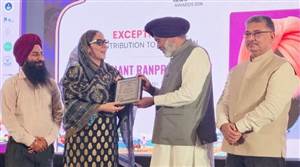 Education Sector ’ਚ ਮੋਹਰੀ ਰੋਲ ਨਿਭਾਉਣ ਵਾਲੇ ਬਾਬਾ ਗਾਂਧਾ ਸਿੰਘ ਗਰੁੱਪ ਆਫ਼ ਐਜੁਕੇਸ਼ਨ ਟਰੱਸਟ ਦਾ ‘ਰਤਨ ਪੰਜਾਬ ਦੇ’ ਐਵਾਰਡ ਨਾਲ ਸਨਮਾਨ, ਚੰਡੀਗੜ੍ਹ ’ਚ ਸੰਸਥਾ ਦੇ ਐਮਡੀ ਬੇਅੰਤਪਾਲ ਕੌਰ ਨੂੰ ਵਿੱਤ ਮੰਤਰੀ ਹਰਪਾਲ ਚੀਮਾ ਨੇ ਕੀਤਾ ਸਨਮਾਨਿਤ