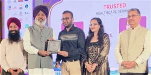 Barnala News : ਨਰੇਸ਼ ਹਸਪਤਾਲ ਤਪਾ ਮੰਡੀ ਨੂੰ 'ਰਤਨ ਪੰਜਾਬ ਦੇ' ਐਵਾਰਡ, ਡਾ ਆਰੂਸ਼ ਬਾਂਸਲ ਤੇ ਡਾ. ਸ੍ਰੇਆ ਜੈਨ ਨੂੰ ਵਿੱਤ ਮੰਤਰੀ ਹਰਪਾਲ ਚੀਮਾ ਨੇ ਕੀਤਾ ਸਨਮਾਨਿਤ