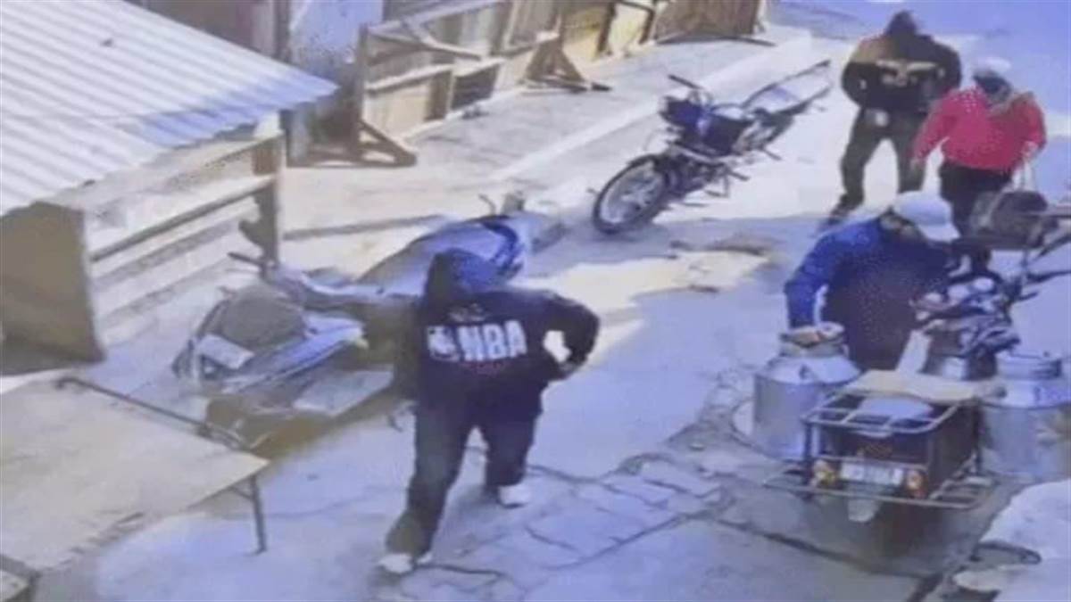 ਗਹਿਣਿਆਂ ਦੀ ਦੁਕਾਨ ’ਚ ਦਿਨ-ਦਿਹਾੜੇ ਲੁੱਟ, ਪਿਸਤੌਲ ਦਿਖਾ ਕੇ 2 ਲੱਖ ਨਕਦ ਤੇ ਗਹਿਣੇ ਲੈ ਕੇ ਫਰਾਰ