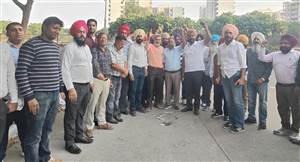 ਡੀਸੀ ਦਫ਼ਤਰ ਦੇ ਬਾਹਰ ਰੋਸ ਮੁਜ਼ਾਹਰਾ, ਬਰਖ਼ਾਸਤੀ ਪੱਤਰ ਦੀਆਂ ਕਾਪੀਆਂ ਸਾੜੀਆਂ