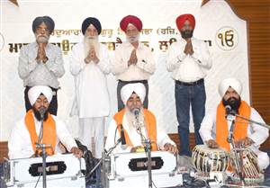 ਭਾਈ ਦਵਿੰਦਰ ਸਿੰਘ ਸੋਢੀ ਦੇ ਜੱਥੇ ਨੇ ਸੰਗਤ ਕੀਤੀ ਨਿਹਾਲ