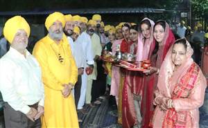 ਸੁਹਾਗਣਾਂ ਨੇ ਪਤੀ ਦੀ ਲੰਮੀ ਉਮਰ ਤੇ ਅਖੰਡ ਸੁਹਾਗ ਲਈ ਕੀਤੀ ਅਰਦਾਸ