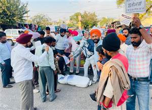ਮੰਤਰੀ ਦਾ ਪੁਤਲਾ ਫੂਕ ਕੇ ਸਰਕਾਰ ਖ਼ਿਲਾਫ਼ ਕੀਤਾ ਰੋਸ ਪ੍ਰਦਰਸ਼ਨ