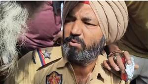 ਚਿੱਟਾ ਪੀਂਦਾ ਫੜਿਆ ਗਿਆ ਪੰਜਾਬ ਪੁਲਿਸ ਦਾ ASI, ਗੁੱਸੇ 'ਚ ਆਏ ਲੋਕਾਂ ਨੇ ਕੀਤੀ ਕੁੱਟਮਾਰ ਤੇ ਤੋੜੇ ਸ਼ੋਅਰੂਮ ਦੇ ਸ਼ੀਸ਼ੇ