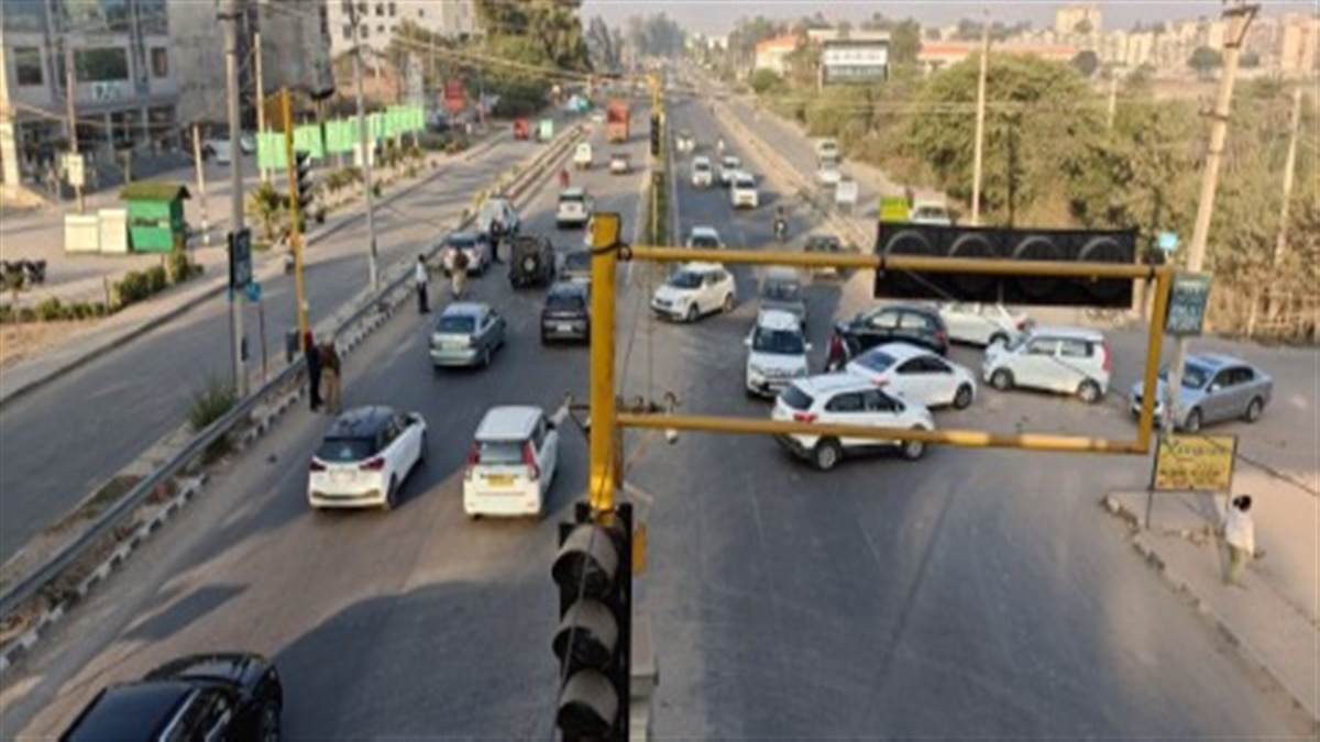 Traffic signals installed at 3 places to relieve congestion on Patiala road will be operational today