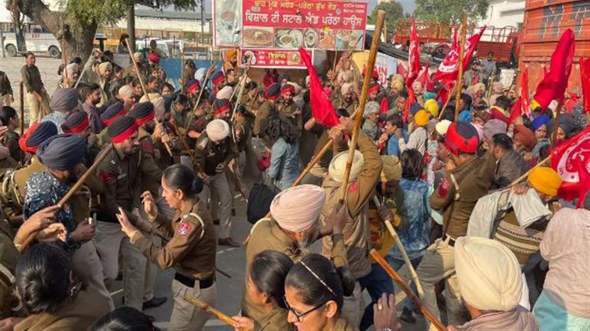 Lathi charge by the police outside the Chief Minister s residence in Sangrur many injured turbans on their feet