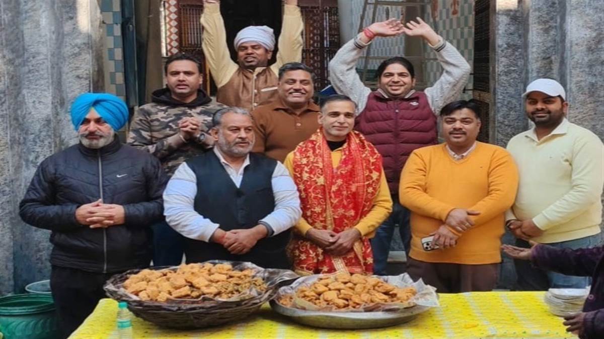 ਸ਼ਿਵ ਮੰਦਿਰ ਚੌੜਾ ਖੂਹ ਵਿਖੇ ਲੰਗਰ ਲਗਾਇਆ