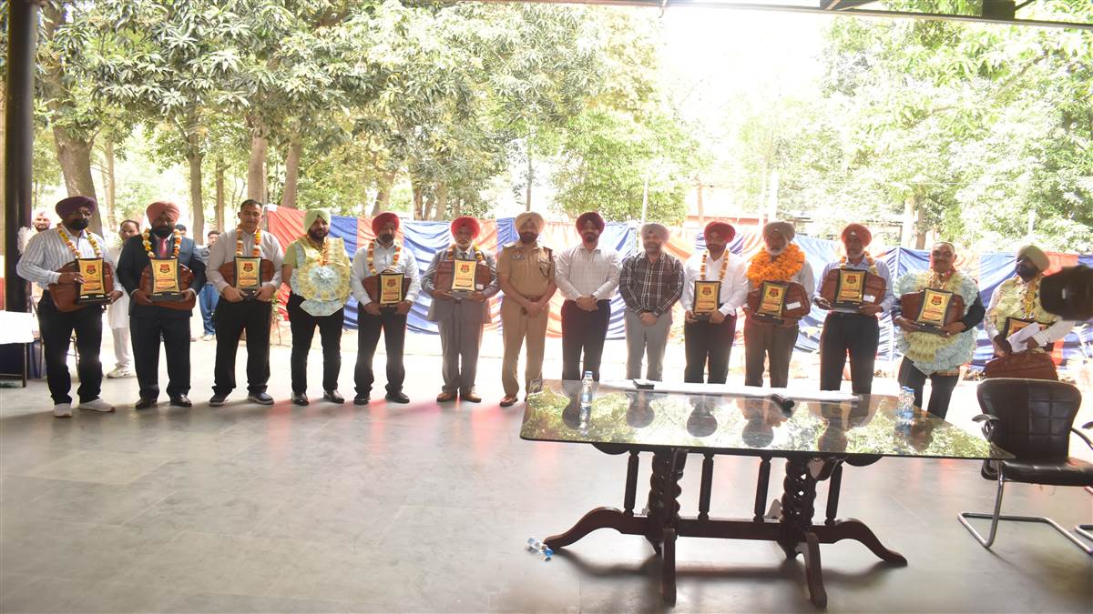 13 ਪੁਲਿਸ ਅਧਿਕਾਰੀਆਂ ਦਾ ਵਿਦਾਇਗੀ ਮੌਕੇ ਸਨਮਾਨ