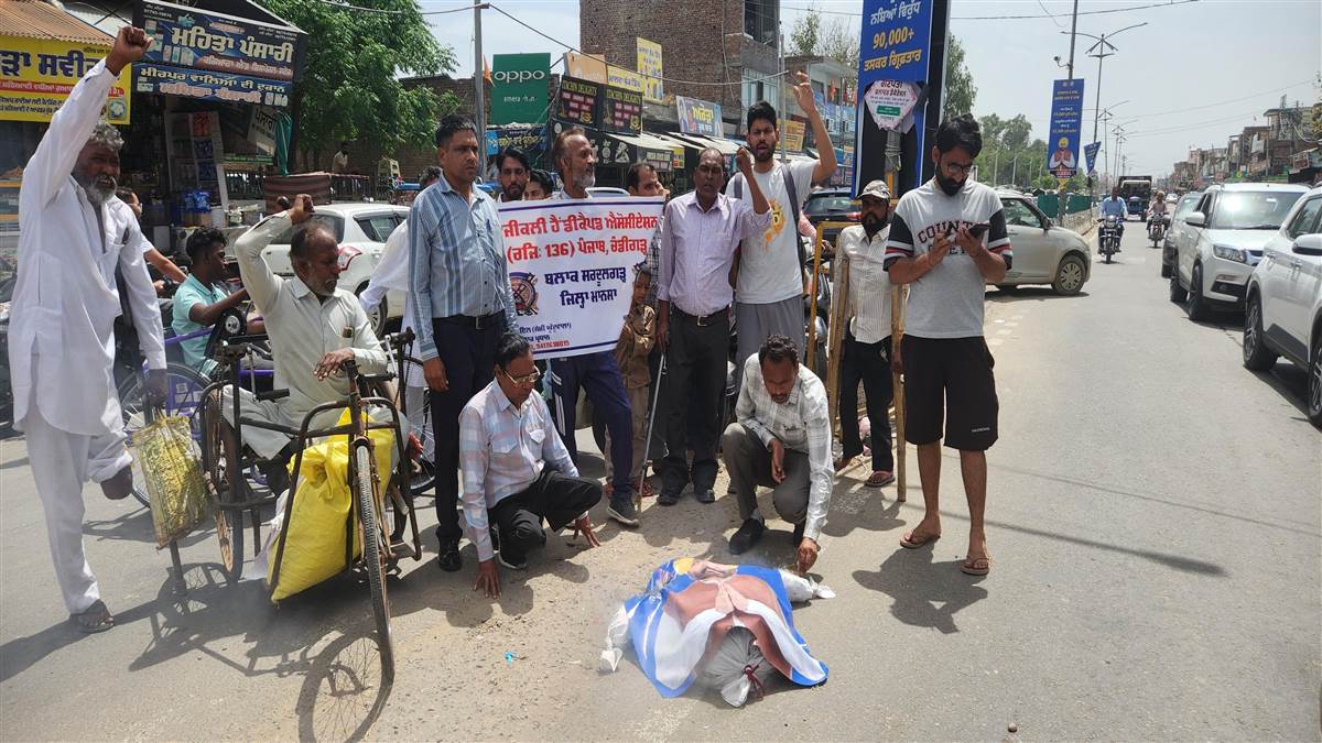 ਮਸਲਿਆਂ ਦੇ ਹੱਲ ਲਈ ਦਿਵਿਆਂਗਾਂ ਨੇ ਫੂਕਿਆ ਮੁੱਖ ਮੰਤਰੀ ਦਾ ਪੁਤਲਾ