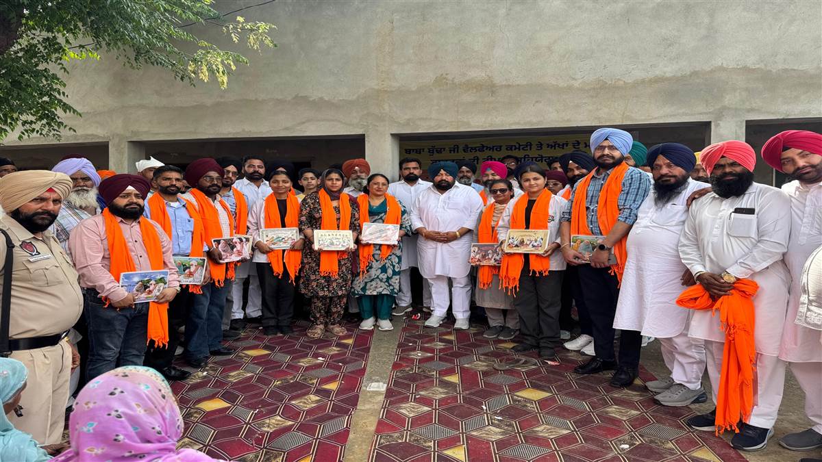 ਅੱਖਾਂ ਦੀ ਜਾਂਚ ਕੈਂਪ ’ਚ ਪੁੱਜੇ ਡਾਕਟਰਾਂ ਦਾ ਕਰਨ ਬੁਰਜ ਨੇ ਕੀਤਾ ਸਨਮਾਨ