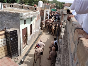 ਮਾਨਸਾ ਦੇ ਪਿੰਡ ਨੰਗਲ ਕਲਾਂ 'ਚ ਭਖਿਆ ਮਾਹੌਲ: ਨਸ਼ਾ ਤਸਕਰਾਂ ਦਾ ਘਰ ਢਾਹੁਣ ਨਿਕਲੀ ਪੰਚਾਇਤ, ਵੱਡੀ ਗਿਣਤੀ 'ਚ ਪੁਲਿਸ ਤਾਇਨਾਤ